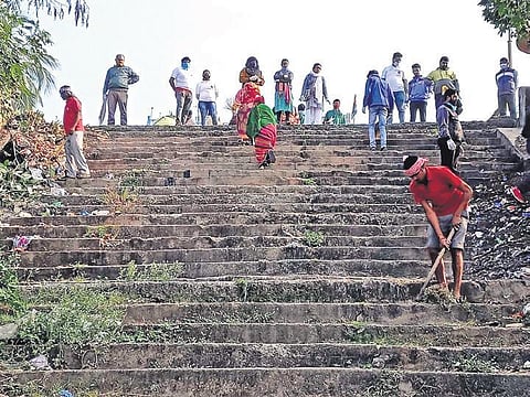 People participating in the mass cleaning drive organised at Mahatma Gandhi Marg along Mahanadi river on Wednesday, Dec 15, 2021. (Photo  | Express)