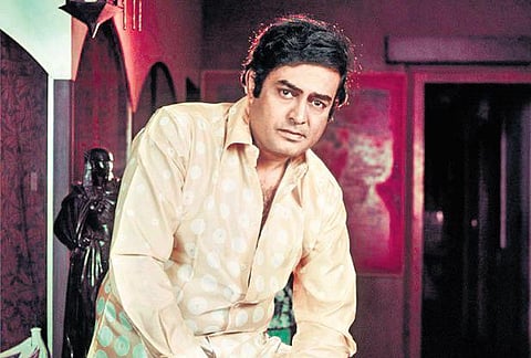 As often happened with him in real life, Sanjeev Kumar has been shortchanged. 