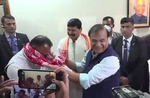 Raha MLA Sashi Kanta Das with CM Himanta Biswa Sarma at the latter's residence on Monday. (Photo | EPS)