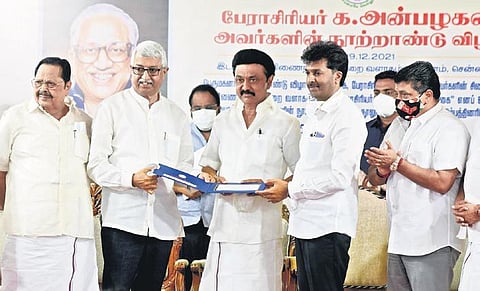 CM MK Stalin hands over compensation to K Anbazhagan’s kin | Ashwin Prasath