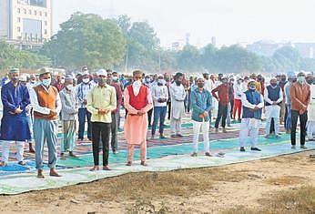 Namaz row: Right-wing outfit offers ghar wapsi to Muslims 
