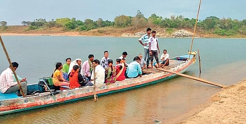 About 30 to 40 mechanised boats remain idle at the Kunavaram ferry point in East Godavari district due to suspension of services in the river | Express