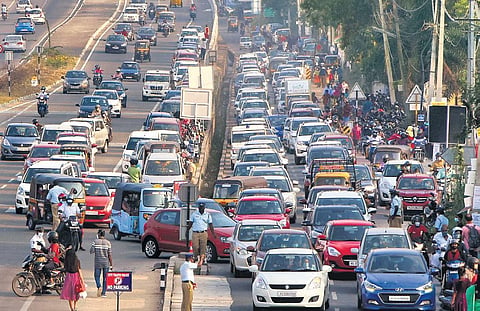 The Kazhakoottom-Eanchakkal stretch of NH 66 witnessed a traffic snarl-up because of obstructive parking outside the Lulu Mall near Akkulam. (Photo | EPS, B P Deepu)