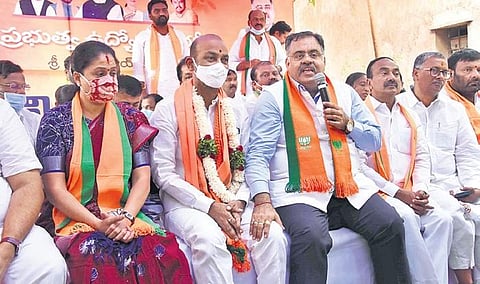 Telangana BJP president Bandi Sanjay along with BJP national general secretary Tarun Chugh, former MP Vijayashanti, MLA Eatala Rajender and others at the Nirudyoga Deeksha, on Dec 27, 2021 | RVK Rao