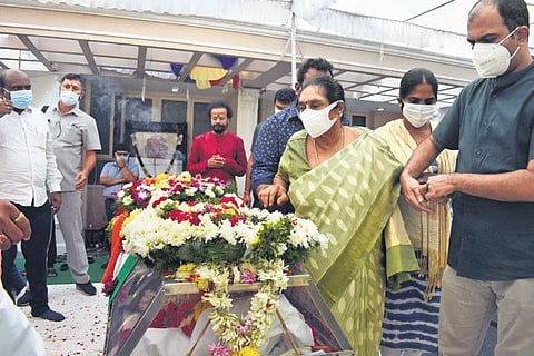 A grief-stricken Sivalakshmi stands near the mortal remains of her late husband  K Rosaiah, in Hyderabad on Saturday, Dec 4, 2021. (Photo |S Senbagapandiyan)