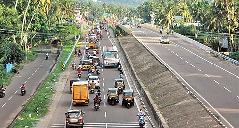 Vehicles violate one-way rule at the NH 66 bypass at Thiruvallam | Vincent PULICKAL