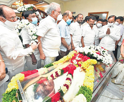 Chief Minister and TRS president K Chandrasekhar Rao, along with other ministers and prominent politicians, pays his final tributes to former Andhra Pradesh Chief Minister K Rosaiah, in Hyderabad
