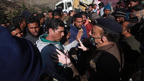 Family members and relatives of missing people get in a verbal spat with officials at a makeshift enquiry centre near Tapovan Tunnel in Chamoli. (Photo | Shekhar Yadav, EPS)