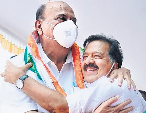 Mani C Kappan, MLA, and Opposition Leader Ramesh Chennithala during the Aishwarya Kerala Yatra in Pala  on Sunday
