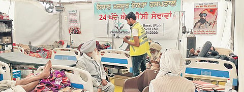 This completely-free facility at Singhu border treats elderly farmers with dehydration and fever. (Photo| EPS)