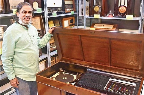Uday Kalburgi with the PYE London Radiogram, which was manufactured in 1949-50 | AshishKrishna HP