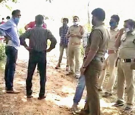 Screengrab of Karnataka police exhuming the body of a person from the forest area near Gundavolu in Nellore district on Tuesday.  (Photo | EPS)