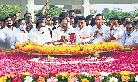 DMK president MK Stalin along with party members paying homage to the former chief minister | Ashwin Prasath