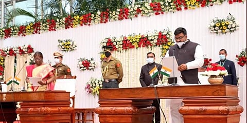 Governor Droupadi Murmu administered the oath of office and secrecy to the newly enacted minister Hafeezul Hassan. (Photo  Hemant Soren Twitter)