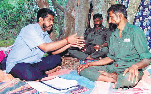 Nakkheeran editor Gopal negotiating with Veerappan on Rajkumar’s  release in the forests on Karnataka border in 2000. (File Photo | PTI)