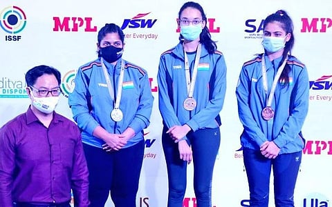 Indian shooters Manu Bhaker, Rahi Sarnobat, and Chinki Yadav with sports minister Kiren Rijiju. (Photo | Twitter/@KirenRijiju)