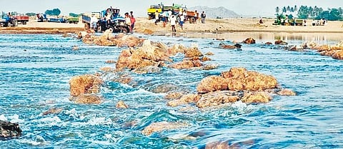 Illegal sand mining under way on the banks of Tungabhadra at Nandihalli village in Karatagi  taluk of Koppal district | Express