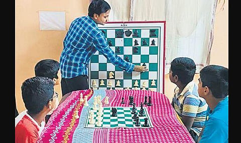 R Raghavan teaching chess to children free of cost | Express