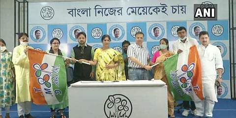 Film actor & director Dheeraj Pandit (fourth from left), actor Subhadra Mukherjee (third from left), & BJP leader Usha Chowdhury (third from right) join TMC in Kolkata. (Photo | ANI)