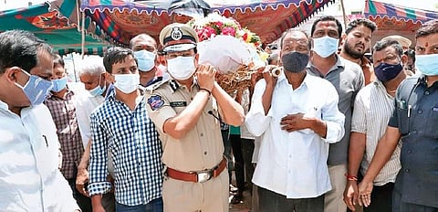 Cyberabad CP VC Sajjanar and other police officials carry the hearse of  ASI Mahipal Reddy to the funeral ground, in Hyderabad on Wednesday