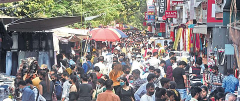 Despite rise in coronavirus cases, a swelling crowd at Sarojini Nagar Market on Monday in New Delhi | Parveen Negi