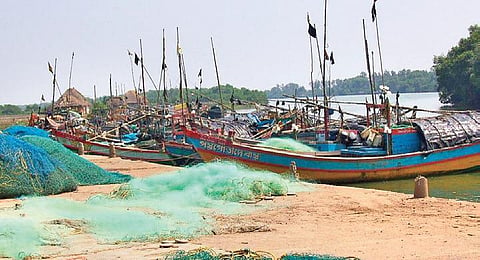 Boats lying idle at Kharinashi jetty due to the fishing ban | Express