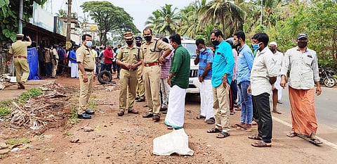 Police and people crowd in front of a shop where a migrant worker was found murdered at Kottikkulam near Bekal on Thursday (Photo | Special arrangement)