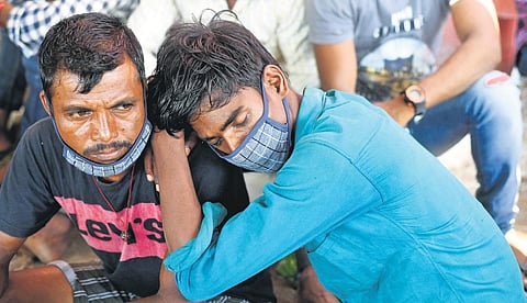 Migrant labourers throng the Central Railway Station, suspecting a lockdown,   in Chennai.| R Satish Babu
