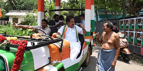 UDF candidate for Haripad Ramesh Chennithala interacts with a citizen of his constituency. (Photo| Albin Mathew, EPS)