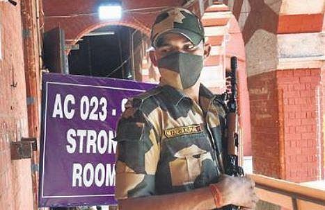 Armed police personnel guarding a strong room at Anna University | Ashwin prasath