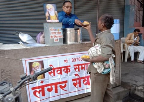 Langar literally means community kitchen, as part of which free vegetarian food is served at Gurdwaras every day. (Photo | Jamshed Singh Kapoor, Twitter)