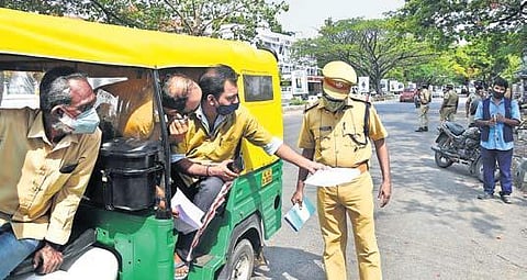 Police checking under way at High Court Junction in Kochi on Monday. More policemen have been deployed to ensure that the lockdown restrictions are followed without fail |  Albin Mathew