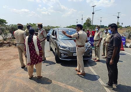 TS cops send back vehicles without e-pass from state 