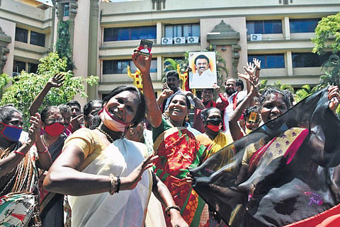 DMK cadre break into celebrations at Anna Arivalayam in Chennai | Ashwin Prasath
