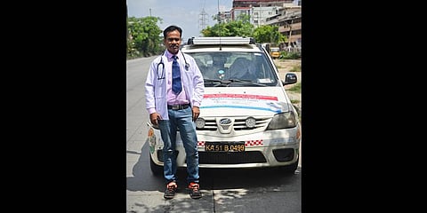 Dr Sunil Kumar Hebbi with his mobile clinic.