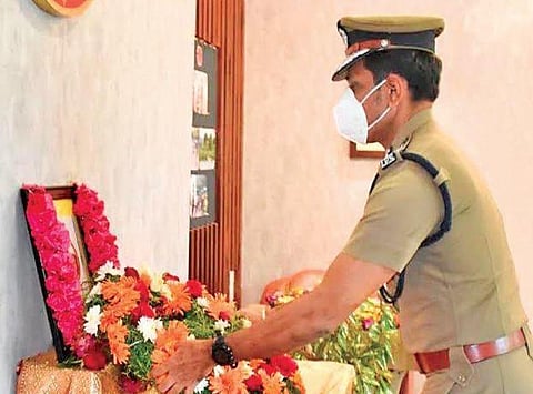 The Director General of Police, C Sylendra Babu, paying homage to S Gunasekaran, a ministerial staff who was posted in Coimbatore
