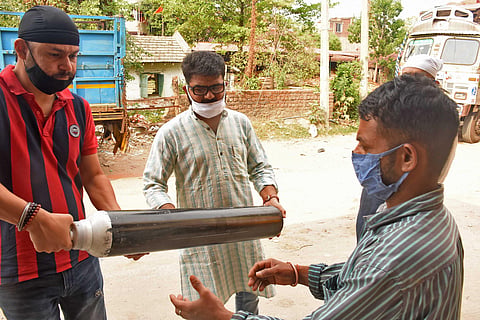 Ranjeet Rajpal and his friends are helping patients in refilling oxygen cylinders for free, besides providing free meals to them. (Photo | EPS)