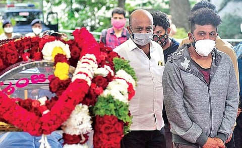 Actor Shivrajkumar pays his last respects to ‘Sanchari’ Vijay at  Ravindra Kalakshetra in Bengaluru on Tuesday | ashishkrishna HP
