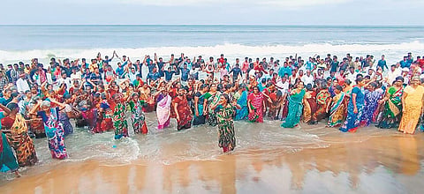 Fisherfolk in Thirumullaivasal protesting on Sunday | Express