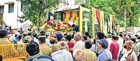 People pay homage to former MP and farmer leader Made Gowda in Mandya on Sunday  | Udayshankar S