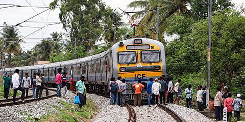 Passengers alight at the accident spot where the Mysuru-KSR Bengaluru MEMU Passenger ground to a halt for 94 minutes after running over a trespasser. (Photo| Special Arrangement)