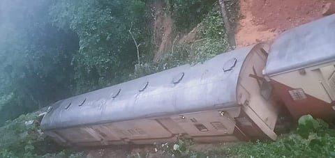 The derailed Mangaluru-Mumbai special train between Dushsagar-Sonaulim stations on Friday - Express 