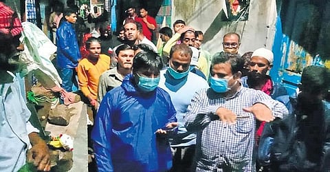 ​  GHMC officials supervise the shifting of Shankar Nagar Basthi residents as floodgates of Osmansagar and Himayatsagar were lifted on Thursday  ​