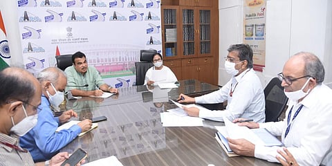 West Bengal CM Mamata Banerjee and Union Minister Nitin Gadkari discuss various projects. (Photo| Twitter/@OfficeOfNG )