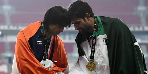 Indian javelin star Neeraj Chopra (L) and Pakistan athlete Arshad Nadeem 