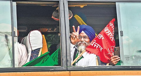 Farmers arrive to take part in the ongoing Kisan Sansad at Jantar Mantar. (Photo | PTI)