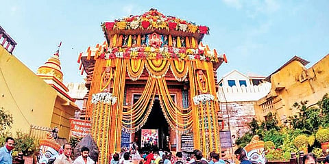 Devotees enter Srimandir. 