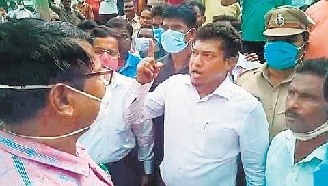 Andhra Pradesh officials engaged in heated argument over disputed land in Manikpatana. (Photo | Express)