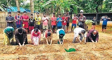 Kottuvally panchayat president K S Shaji and others inaugurate the vegetable farming by planting the saplings on Wednesday | EXPRESS