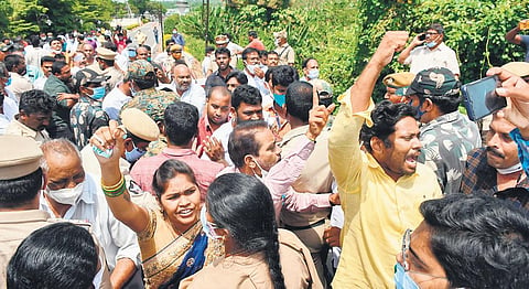 YSRC and TDP activists engaged in heated exchanges at the residence of TDP chief N Chandrababu Naidu at  Undavalli on Friday. (Photo | Prasant Madugula)